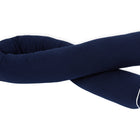 Die Wickeltischrolle Musselin dunkelblau von KraftKids GmbH ist eine blaue Stoffrolle mit weißen Nähten, ideal als Lagerungskissen oder zur Verwendung auf dem Wickeltisch für Komfort und Unterstützung.