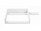 Eine minimalistische, weiße, geometrische Skulptur mit rechteckigem Rahmen und horizontaler Stange spiegelt das klare, moderne Design des KraftKids Wickelaufsatzes weiß für 108 cm HEMNES Kommode wider und verbindet funktionale Eleganz mit Schlichtheit.