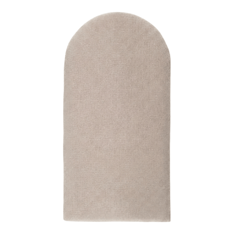 Das Wandpaneel abgerundet Leinen von KraftKids ist ein beiges, gewölbtes, rechteckiges Wandpaneel aus Leinen mit weicher, strukturierter Oberfläche im minimalistischen Design vor weißem Hintergrund.