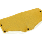 Der KraftKids Kinderwagenmuff Leinen gelb senfgelb ist ein rechteckiger, gepolsterter Kinderwagenmuff mit einer senfgelben Leinenoberseite, weißen Seiten und schwarzen Druckknöpfen. Handgenäht für Komfort und Stil, auf einem weißen Hintergrund gezeigt.