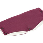 Der KraftKids Kinderwagenmuff Leinen magenta dunkel ist ein kastanienbraunes und weißes Leinen-Kinderwagen-Accessoire mit schwarzen Druckknöpfen, das flach auf weißem Grund liegt - stilvoll und praktisch für Ihren Kinderwagen.