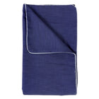 Die KraftKids Babydecke Leinen blau dunkelblau ist eine sauber gefaltete, atmungsaktive dunkelblaue Babydecke mit weißem Rand auf weißem Hintergrund. Diese leichte und stilvolle Decke ist perfekt für Ihr Kleines.