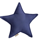 Das KraftKids Sternkissen Leinen in dunkelblau ist ein dunkelblaues, sternförmiges Kissen mit sichtbaren Randnähten und einem Stoffanhänger, ideal, um jedem Kinderzimmer Charme zu verleihen, abgebildet vor einem weißen Hintergrund.