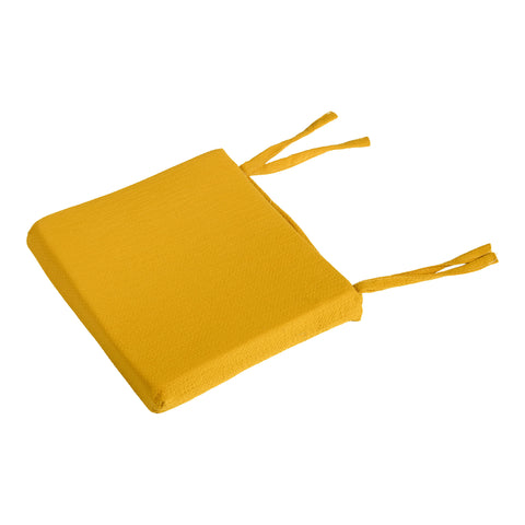 Das KraftKids Sitzkissen für Stühle aus Doppelkrepp ist ein gelbes, quadratisches Boho-Stil-Kissen mit zwei Stoffbändern auf einer Seite und abnehmbarem Bezug, präsentiert vor weißem Hintergrund.