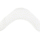 Das KraftKids qualitäts Stillkissen Musselin gelbe Zitronen ist ein weißes, ergonomisch bumerangförmiges Stillkissen mit einem zarten gelben Zitronenmuster, das auf einem schlichten weißen Hintergrund abgebildet ist.