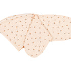 Der KraftKids Stillkissenbezug Musselin Kirschen ist ein weicher, pfirsichfarbener Bezug aus 100% Baumwolle mit Kirschenmuster, passend zu den Theraline 190 cm Stillkissen - perfekt für eine stilvolle und komfortable Babypflege.