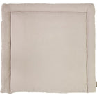 Die KraftKids Wickelauflage Musselin beige hat eine rechteckige Form mit hochgezogenen, gepolsterten Kanten und einer glatten Stoffoberfläche in Hellbeige, von oben gesehen auf weißem Grund - ideal für jeden modernen Wickelplatz.