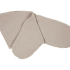 Ein KraftKids Stillkissenbezug Musselin in beige, hergestellt aus 100% Baumwolle mit einer strukturierten Oberfläche, flach auf einem weißen Hintergrund dargestellt.