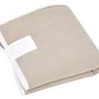 Die KraftKids Reisewickelunterlage Musselin beige, sauber gefaltet mit weißem Rand und Stoffband, ist ideal als platzsparende Wickelauflage für unterwegs, abgebildet auf einem schlichten weißen Hintergrund.