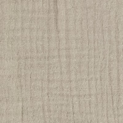 Die Nahaufnahme von KraftKids Stoff Musselin beige MUV SSS139 zeigt ein weiches, strukturiertes Gewebe mit einer lockeren Bindung und sichtbaren Fäden. Er besteht aus 100 % Baumwolle, hat eine natürliche beige Farbe und eine leicht gekräuselte Oberfläche.