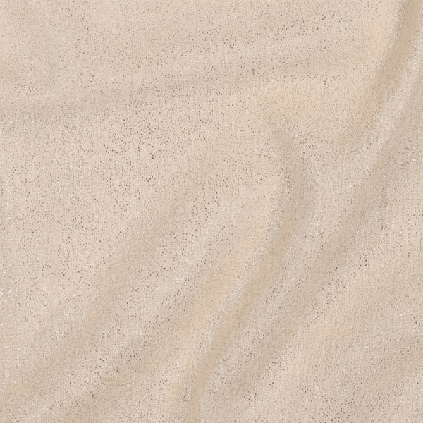 Nahaufnahme von KraftKids Stoff Musselin beige Glitzer MUZ SSS140, mit einer hellbeigen Oberfläche mit dezenten Wellenmustern und gesprenkelter Struktur, die an zeitlose Designs auf hochwertigen Stoffen aus 100% Baumwolle erinnert.