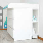 In einem hellen, minimalistischen Zimmer mit Holzfußboden steht das KraftKids Stauraumregal für Wickeltisch in weiß, passend zur MALM Kommode mit 3 oder 4 Schubladen, in der gefaltete Decken, ein Krug und Deko-Boxen Platz finden.