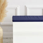 Eine hohe Vase mit Pampasgras steht neben einer weißen Bank mit der KraftKids GmbH Sitzauflage für Ikea TROFAST Leinen blau dunkelblau, die vor einer getäfelten weißen Wand für ein ruhiges, gemütliches, handgemachtes Europa-Gefühl sorgt.