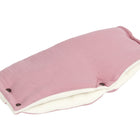 Der KraftKids Kinderwagenmuff Musselin rosa ist ein weicher, rechteckiger, rosa-weißer Handsack mit Druckknöpfen, mit einer rosa Baumwoll-Außenschicht und einem weißen Plüschfutter, das die Hände warm hält.