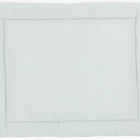 Die Krabbeldecke Musselin goldene Punkte auf Grün von KraftKids ist eine grüne, quadratische Spielmatte mit weicher Polsterung, leicht erhabenen Rändern und kleinen goldenen Punkten, die über die Oberfläche verstreut sind.