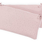 Zwei rechteckige KraftKids Bettumrandung Nestchen Musselin-Kissen in Hellrosa mit goldenen Punkten, hergestellt aus 100% Baumwolle, sind an den Ecken mit Stoffbändern versehen und überlappend auf weißem Hintergrund abgebildet.