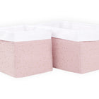 Zwei KraftKids Körbchen Musselin goldene Punkte auf Rosa - rosafarbene Stoffbehälter mit goldenen Punkten und weißem Rand - stehen nebeneinander auf weißem Grund, ideal zur Aufbewahrung auf dem Wickeltisch.