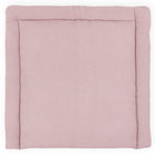 Eine rechteckige KraftKids Wickelauflage Waffel Piqué rosa mit gepolsterter, waffelartiger Oberfläche und erhabenen Rändern ist von oben auf einem weißen Hintergrund zu sehen.