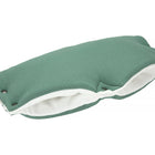 Der KraftKids Kinderwagenmuff Doppelkrepp Grün Jade ist ein handgenähter grün-weißer Fleecemuff mit Knopfdetails, der die Hände in seinem weichen, isolierten Inneren warm hält.