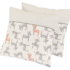 Zwei Kissenbezüge "Kissenbezug kleine Rehkitze grau orange auf Weiß" von KraftKids, mit grauen und orangefarbenen Cartoon-Hirschen auf weißem Hintergrund mit gepunkteter Spitze - dekorativ gestapelt und ideal für Ihre Bettwäschesammlung.