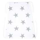 Der Sonnensegel große graue Sterne auf Weiß von KraftKids ist aus luftdurchlässigem Material gefertigt und verfügt über weiße Bänder zur Befestigung um die Taille und den Hals.