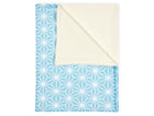 Die KraftKids Babydecke weiße Diamante auf Pastell Blau ist eine kuschelige Fleecedecke - ideal für gemütliche Abende.
