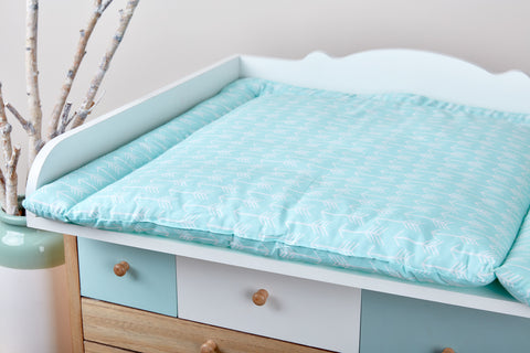 Matelas à langer flèches blanches sur menthe