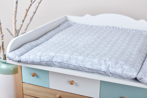 Matelas à langer flèches blanches sur gris