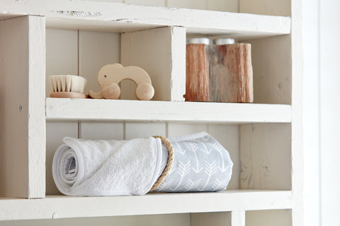 Matelas à langer flèches blanches sur gris