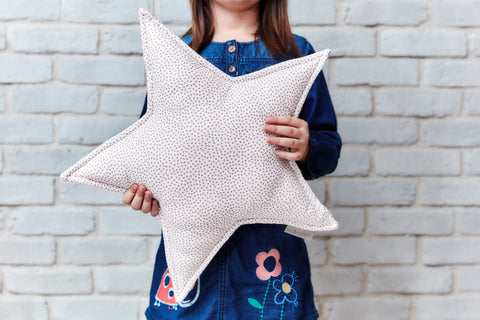 Coussin étoile gris pois irréguliers sur blanc