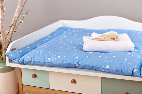 Matelas à langer triangles arrondis blanc sur bleu