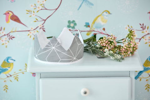 Couronne en tissu strass fin blanc sur gris