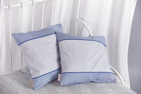 Housse de coussin gris uni rayures fines bleu foncé