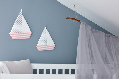 Points gris de voilier sur le blanc