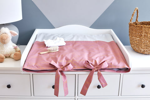 Housse pour matelas à langer lignes dorées sur rose