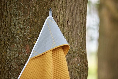 Cape de bain lignes dorées sur piqué gaufré gris moutarde