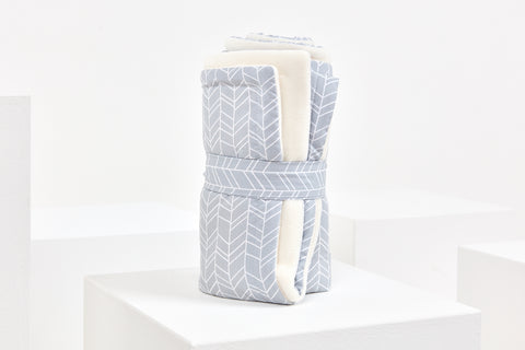 Couverture bébé motif plumes blanches sur gris