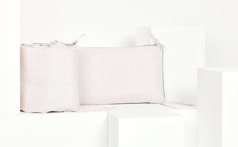 Pare-chocs motif plume blanche sur rose