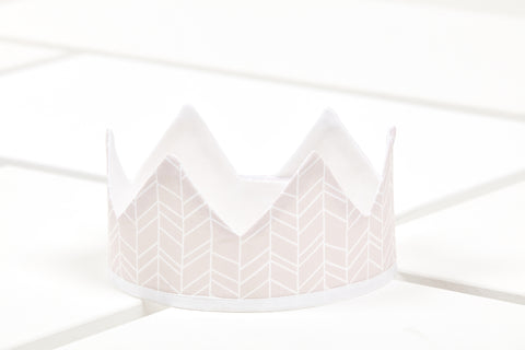 Couronne en tissu motif plume blanche sur rose