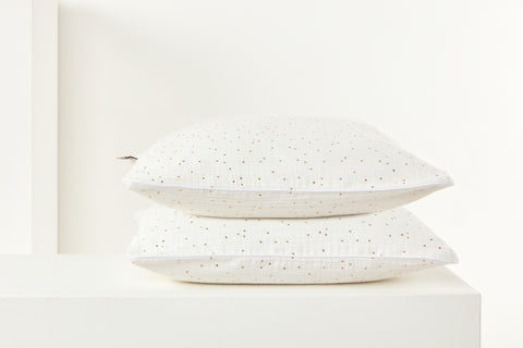 Housse de coussin mousseline pois dorés sur blanc