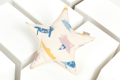 Oreiller étoile de dinosaure de Zoe sur beige