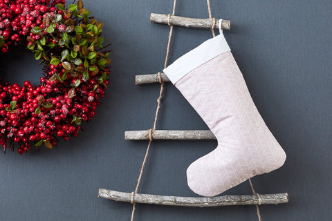 Chaussette de Noël motif plume blanche sur rose