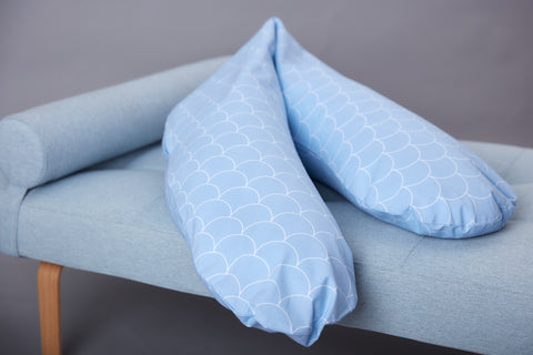 coussin d'allaitement de qualité demi-cercles blancs sur bleu pastel