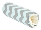 Die KraftKids Armschoner Babyschale Chevron hellgrau und mint ist ein weiches, zylindrisches Kissen mit hellgrauem und mintfarbenem Chevron-Muster und weißem Plüschfutter, das mit einem Klettverschluss versehen ist - ideal als Armlehne oder kuscheliges Plätzchen für kleine Haustiere.