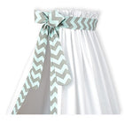 Der KraftKids Betthimmel Chevron hellgrau und mint ist ein handgefertigter weißer Betthimmel mit breitem Bund, großer Schleife und gerafftem Oberteil, der ein graues und mintfarbenes Chevron-Muster aufweist - perfekt, um jedem Kinderzimmer Charme zu verleihen.
