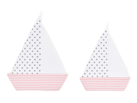 Points gris de voilier sur le blanc