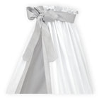 Der KraftKids Betthimmel Unigrau ist ein weißer handgefertigter Baldachin mit einem breiten hellgrauen Band oben und einer großen grauen Schleife auf der linken Seite. Hergestellt aus 100% Baumwolle, drapiert er wunderschön-perfekt für jedes Kinderzimmer Himmelbett.