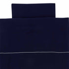 Das KraftKids Bettwäscheset Musselin dunkelblau besteht aus einem sauber gefalteten dunkelblauen Bett- und Kopfkissenbezug mit einem schmalen weißen Querstreifen, hergestellt aus 100% Baumwolle für erholsamen Schlaf.