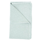 Die KraftKids Babydecke Musselin mint Pusteblumen besteht aus gefaltetem mintgrünem Musselin mit weißem Pusteblumenaufdruck und -besatz und eignet sich ideal als kuschelige Baby- oder Kinderdecke, die auf einem einfarbig weißen Hintergrund abgebildet ist.