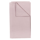 Eine sauber gefaltete KraftKids Babydecke Waffel Piqué rosa aus weicher Baumwolle wird vor einem weißen Hintergrund präsentiert.